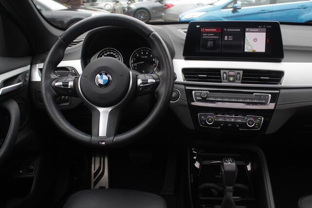 BMW X1 sDrive18i High Exe. M Sport / Trekhaak / Half leder / Navi. Proff / Parkeerhulp V+a / 18'' / Stoelverwarming / DAB / Cruise Control