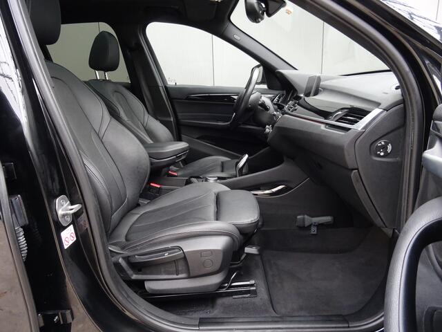 BMW X1 sDrive20i Orange Edition III * PANORAMADAK * HEAD-UP * DEALER ONDERH. !!
