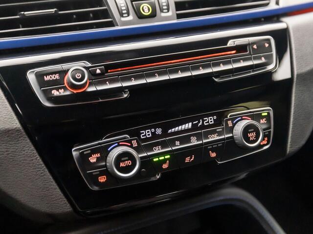 BMW X1 xDrive25i M Sport Executive 225Pk Automaat (GROOT NAVI, M PAKKET, HEAD-UP DISPLAY, HARMAN/KARDON, VIRTUAL COCKPIT, ALCANTARA SPORTSTOELEN, STOELVERWARMING, GETINT GLAS, ELEK ACHTERKLEP, NIEUWSTAAT)