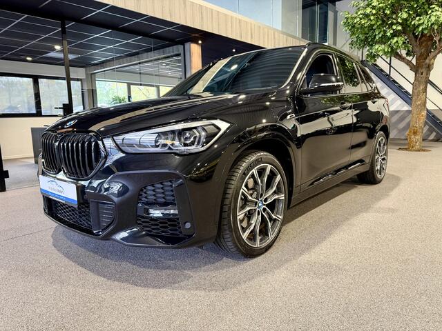 BMW X1 xDrive25e High Executive M-Sport | 19" | Camera | Trekhaak | Stoelverwarming | Navigatie | 4x4