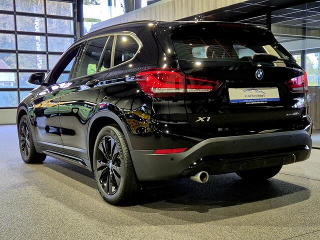 BMW X1 xDrive25e High Executive Sportline | Black edition | Panorama | HUD | Stoelverwarming
