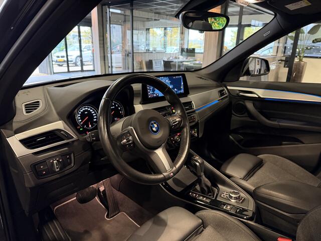 BMW X1 xDrive25e High Executive Sportline | Black edition | Panorama | HUD | Stoelverwarming