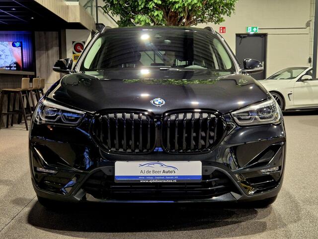 BMW X1 xDrive25e High Executive Sportline | Black edition | Camera | HUD | Leder | Trekhaak | Navigatie | Stoelverwarming | Carplay