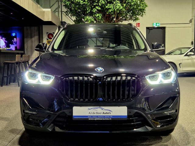 BMW X1 xDrive25e High Executive Sportline | Black edition | Camera | HUD | Leder | Trekhaak | Navigatie | Stoelverwarming | Carplay