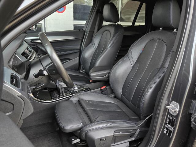 BMW X1 sDrive20i M SPORT | LEDER | TREKHAAK | NAVIGATIE | STOEL- STUURWIELVERWARMING | ELEKTR. KOFFERKLEP |