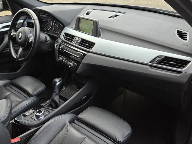 BMW X1 sDrive20i M SPORT | LEDER | TREKHAAK | NAVIGATIE | STOEL- STUURWIELVERWARMING | ELEKTR. KOFFERKLEP |