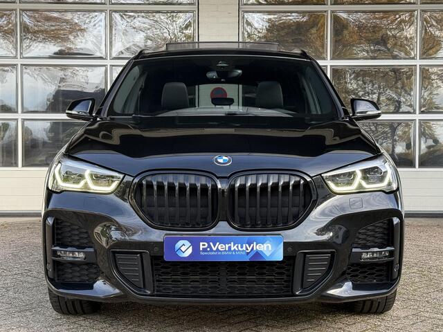 BMW X1 xDrive25e M SPORT | PANORAMA | ELEKTR. STOELEN | HARMAN KARDON | LEDER | 19 INCH LM VELGEN | TREKHAAK |