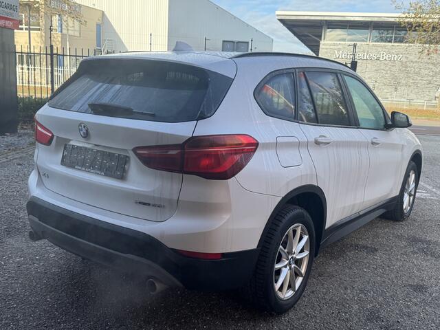 BMW X1 sDrive20i Executive // LEDEREN BEKLEDING // MEMORY SEAT // ELEK. ACHTERKLEP // NAVI // CAMERA // CRUISE //