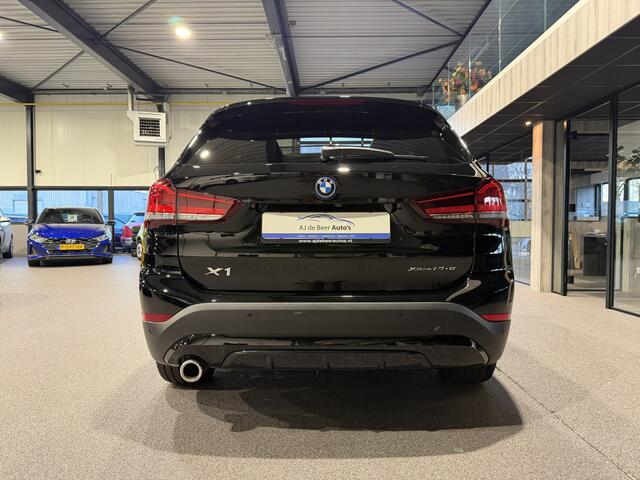 BMW X1 xDrive25e High Executive Sportline | Black edition | Panorama | Trekhaak | Camera HUD | Carplay