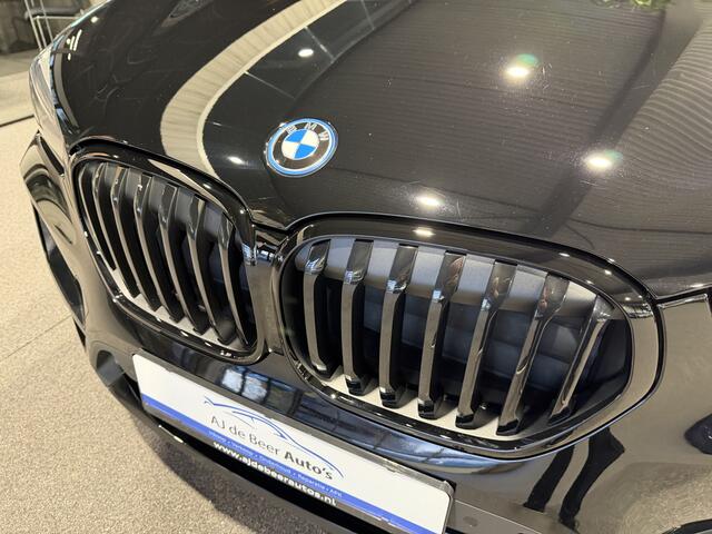 BMW X1 xDrive25e High Executive Sportline | Black edition | Panorama | Trekhaak | Camera HUD | Carplay