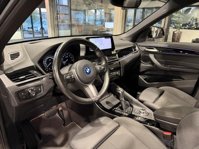 BMW X1 xDrive25e High Executive Sportline | Black edition | Panorama | Trekhaak | Camera HUD | Carplay