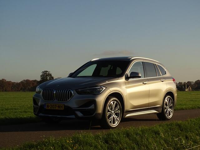 BMW X1 sDrive20i X-Line | Zwarte hemel | Pano | M-Sport stuur | Camera | Leer | Gr.NAV | Stoelverw.