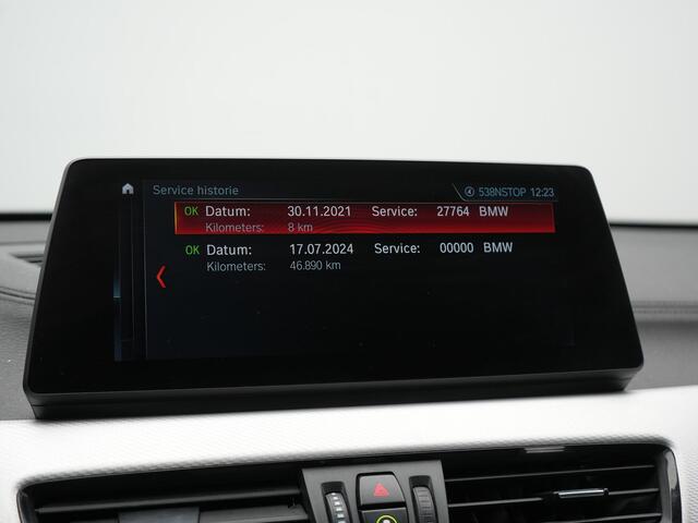 BMW X1 xDrive25e M Sport Plug In Hybrid Storm Bay Metallic 221pk Dealer O.H. PHEV | Panodak | Head Up | Adaptive Cruise | Camera | Stoelen & Stuur Verwarmd | Sfeerverlichting | Keyless | Navigatie | 19"L.M | DAB |