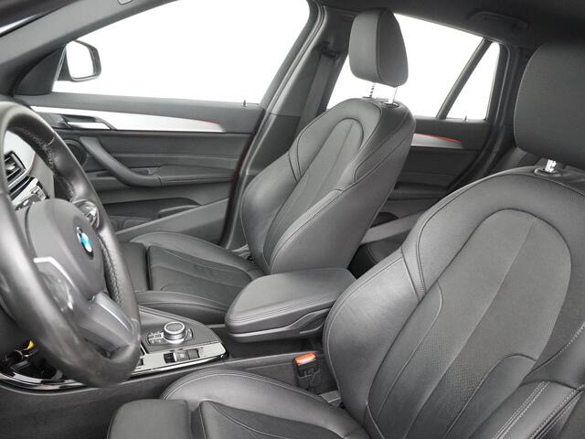 BMW X1 sDrive20i VDL Nedcar Edition | Trekhaak | Stoelverwarming | Head-up Display | Achteruitrijcamera