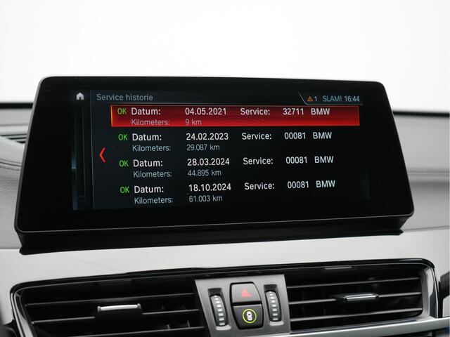 BMW X1 xDrive25e Sportline Plug In Hybrid 222pk Dealer O.H. PHEV | Trekhaak Afn. | Panodak | Head Up | Lederen Sportstoelen Verwarmd | LED Koplampen | Sfeerverlichting | Navigatie | Cruise Control | DAB |