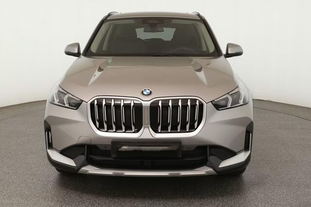 BMW X1 sDrive18iA xLine ** ADAPT. LED, LEDER, PANORAMA, TREKH, ADAPT. CRUISE, ACT. SPORTST ** 1e EIG - Ex BMW-AG - UNFALLFREI ** ** INFORMEER OOK NAAR ONZE AANTREKKELIJKE FINANCIAL-LEASE TARIEVEN **