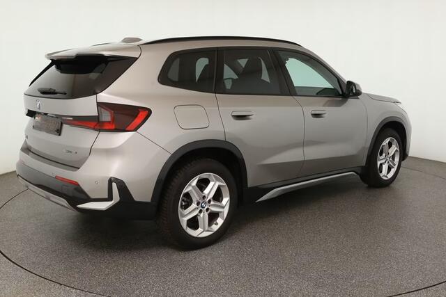 BMW X1 sDrive18iA xLine ** ADAPT. LED, LEDER, PANORAMA, TREKH, ADAPT. CRUISE, ACT. SPORTST ** 1e EIG - Ex BMW-AG - UNFALLFREI ** ** INFORMEER OOK NAAR ONZE AANTREKKELIJKE FINANCIAL-LEASE TARIEVEN **