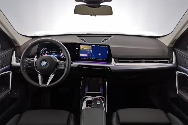 BMW X1 sDrive18iA xLine ** ADAPT. LED, LEDER, PANORAMA, TREKH, ADAPT. CRUISE, ACT. SPORTST ** 1e EIG - Ex BMW-AG - UNFALLFREI ** ** INFORMEER OOK NAAR ONZE AANTREKKELIJKE FINANCIAL-LEASE TARIEVEN **