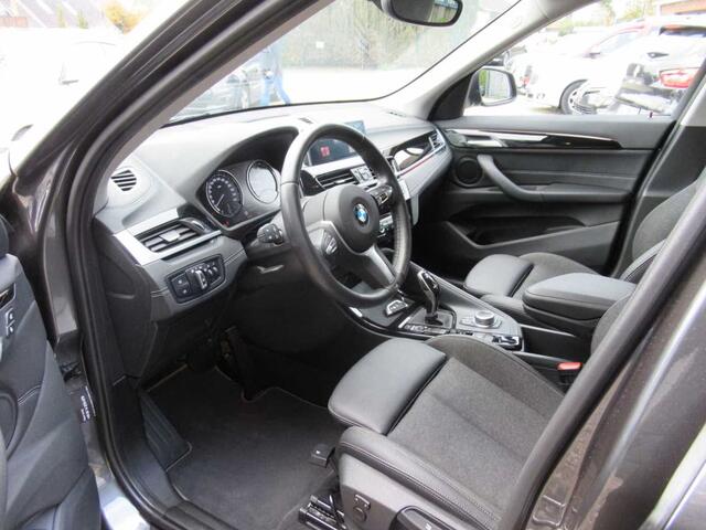 BMW X1 sDrive18i SPORTLINE ** LED, NAVI+, HALF-LEDER, TREKH, PRIVACY, ELECTR. A-KLEP ** 1e EIG - UNFALLFREI - 47 dkm (!) ** ** INFORMEER OOK NAAR ONZE AANTREKKELIJKE FINANCIAL-LEASE TARIEVEN **