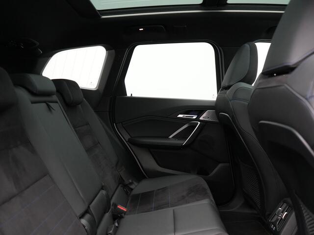 BMW X1 xDrive30e Plug In Hybrid 326pk Dealer O.H. PHEV | Panodak | Head Up | 360 Camera | Alcantara Sportstoelen Massage & Memory | Harman & Kardon | Stoelen & Stuur Verwarmd | Apple Carplay | 20"L.M | Blis | Keyless | Sfeerverlichting |