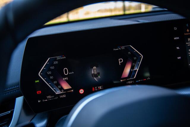 BMW X1 sDrive18i M-sport , Draadloze lader, Keyless entry, Achteruitrijcamera,