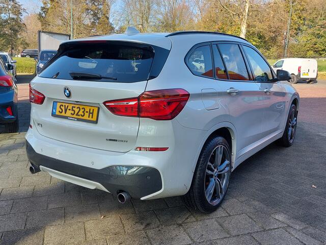 BMW X1 sDrive20i 192pk High Executive M-Sport | Navi | Apple Carplay | Adap.Cruise | Leder+Verwarmd+Elek.Verstel | Panorama Schuifdak | Keyless Entry | Led Koplampen | Privacy Glass | 19''lm