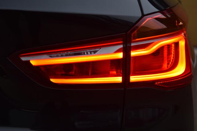 BMW X1 sDrive20i Orange Edition II * Head-up * Trekhaak * Panoramadak *