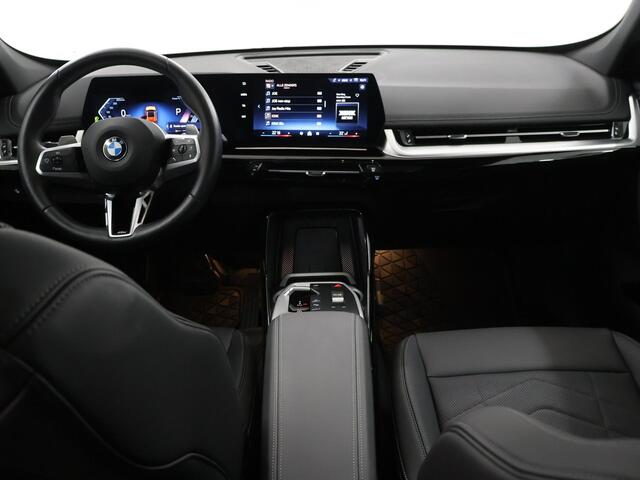 BMW X1 sDrive18i | X-Line | Panoramadak | Sportstoelen | Curved Display | Camera | DAB | Apple CarPlay/Android Auto | Ele. verstelbare stoel + Geheugen | Harman/Kardon | Ele.kofferdeksel | Rijassistent Systeem |