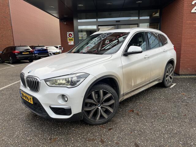 BMW X1 sDrive20i Executive X-Line // LED // LEDER // HEAD-UP DISPLAY // ELEK. ACHTERKLEP // NAVI // PDC V+A //