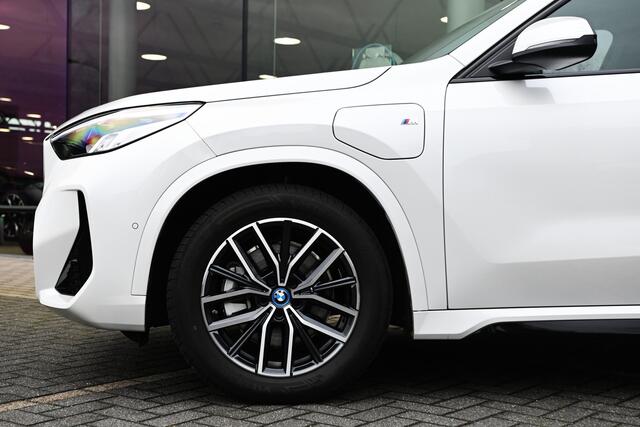 BMW X1 xDrive25e M Sport Automaat / Trekhaak / Sportstoelen / Achteruitrijcamera / M Adaptief onderstel / Stoelverwarming