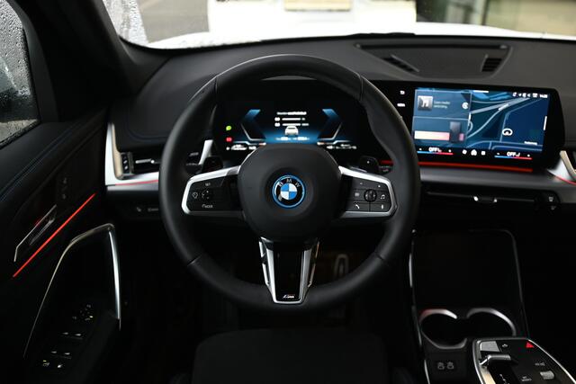 BMW X1 xDrive25e M Sport Automaat / Trekhaak / Sportstoelen / Achteruitrijcamera / M Adaptief onderstel / Stoelverwarming