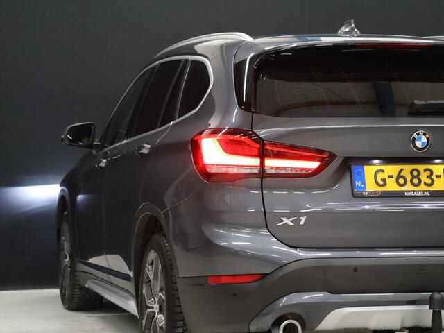 BMW X1 sDrive20i VDL Nedcar Edition [GROOT NAVIGATIE, TREKHAAK, HUD, PDC V+A, BLUETOOTH TELEFOON, CRUISE CONTROL, STOELVERWARMING, ELEKTRISCHE ACHTERKLEP, BMW LED, NIEUWSTAAT]