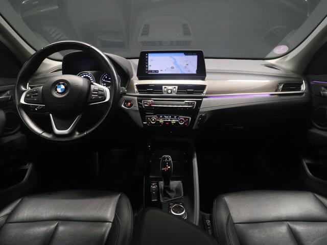 BMW X1 sDrive20i VDL Nedcar Edition [GROOT NAVIGATIE, TREKHAAK, HUD, PDC V+A, BLUETOOTH TELEFOON, CRUISE CONTROL, STOELVERWARMING, ELEKTRISCHE ACHTERKLEP, BMW LED, NIEUWSTAAT]