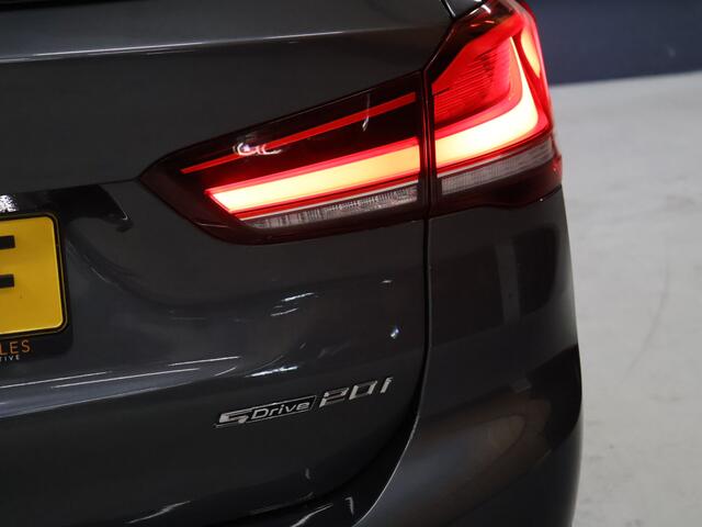 BMW X1 sDrive20i VDL Nedcar Edition [GROOT NAVIGATIE, TREKHAAK, HUD, PDC V+A, BLUETOOTH TELEFOON, CRUISE CONTROL, STOELVERWARMING, ELEKTRISCHE ACHTERKLEP, BMW LED, NIEUWSTAAT]