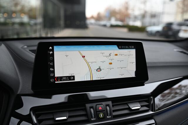 BMW X1 sDrive18i Executive M Sport Automaat / Sportstoelen / Adaptieve LED / Head-Up / M Sportonderstel