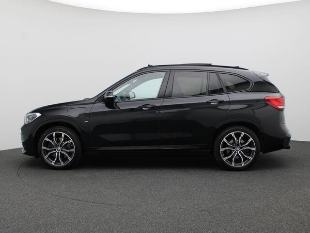 BMW X1 xDrive25e eDrive Edition 220PK Aut. SOH 88%, Pano-Schuifdak, M-Sport, Head-Up Display, Alarm, Trekhaak, 18" LM Velgen, Lederen Bekleding, Achteruitrijcamera, Stoelverwarming