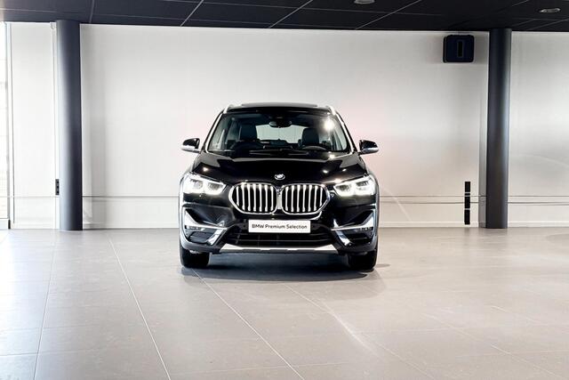 BMW X1 sDrive20i Executive Edition | Glazen Panoramadak | Head-up Display | Achteruitrijcamera |