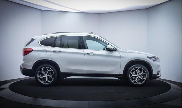 BMW X1 18iA X-LINE EDITION PANO/FULL LED/CAMERA/HEAD UP/STOELVERW./NAVI/DAB/PDC V+A/LMV 18''