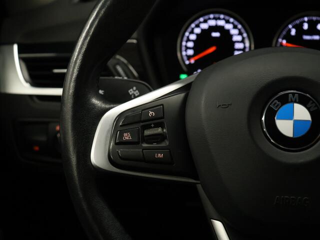BMW X1 sDrive18i Sport [HEAD-UP DISPALY, GROOT NAVIGATIE, VOL LEDER, PDC ACHTER, STOELVERWARMING, AUTOMATISCHE AIRCO, ELEKTRISCHE ACHTERKLEP, BMW LED, CRUISE CONTROL, BLUETOOTH TELEFOON, NIEUWSTAAT]