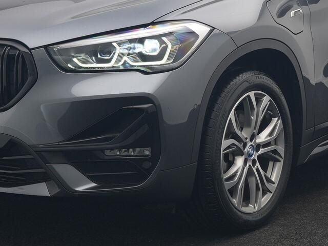 BMW X1 xDrive25e Sportline Plug In Hybrid 221pk Dealer O.H. PHEV | Trekhaak | Panodak | Adaptive Cruise | Camera | Lederen Sportstoelen Memory & Verwarmd | Sfeerverlichting | Navigatie | DAB |