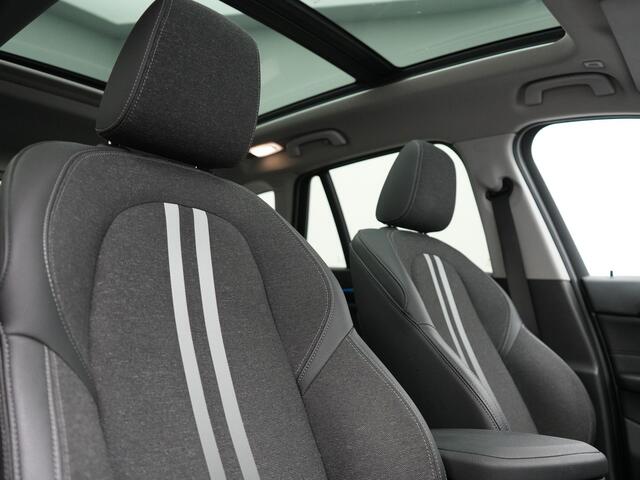 BMW X1 xDrive25e Sportline Plug In Hybrid 221pk Dealer O.H PHEV | Panodak | Adaptive Cruise | Camera | Sportstoelen Verwarmd | Sfeerverlichting | Navigatie | DAB |