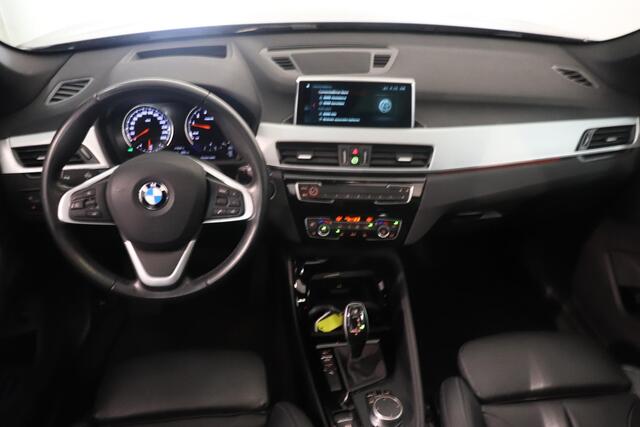 BMW X1 sDrive20i Orange Edition III | Panoramadak | Camera | Sportstoelen | Trekhaak | Leder bekleding | DAB+ | Stoelverwarming | Elektr achterklep |