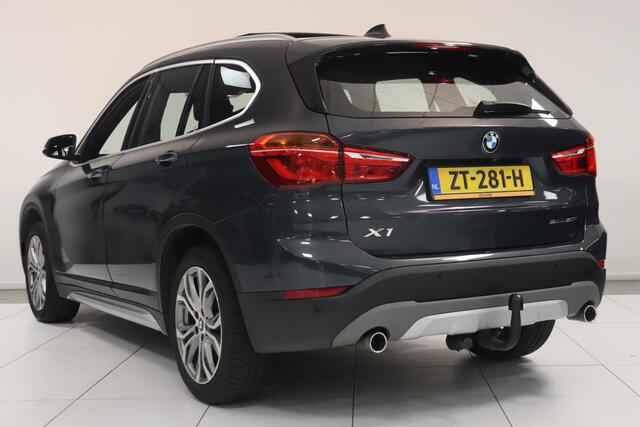BMW X1 sDrive20i Orange Edition III | Panoramadak | Camera | Sportstoelen | Trekhaak | Leder bekleding | DAB+ | Stoelverwarming | Elektr achterklep |
