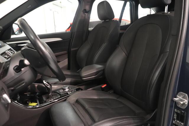 BMW X1 sDrive20i Orange Edition III | Panoramadak | Camera | Sportstoelen | Trekhaak | Leder bekleding | DAB+ | Stoelverwarming | Elektr achterklep |