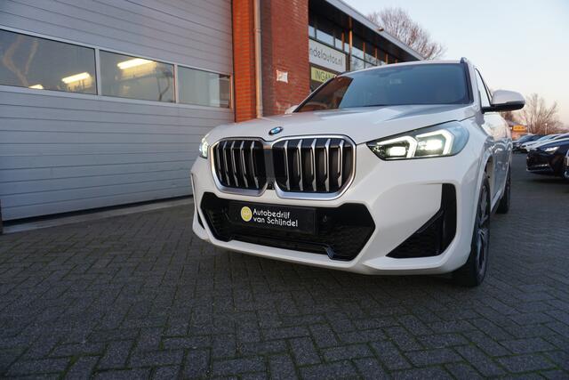 BMW X1 XDRIVE 23I 204PK M-SPORT SUPER NETTE STAAT VOLLEDIG DEALER ONDERHOUDEN ELECTR.TREKHAAK 360CAMERA ZWARTE HEMEL VOL LEDER STOELVERWARMING CRUISE CLIMA KEYLESS ELECTR.KLEP LMV FULL LED ENZ...