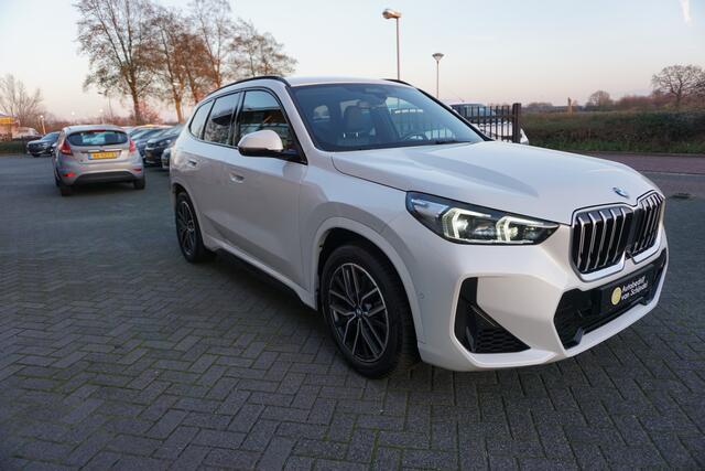 BMW X1 XDRIVE 23I 204PK M-SPORT SUPER NETTE STAAT VOLLEDIG DEALER ONDERHOUDEN ELECTR.TREKHAAK 360CAMERA ZWARTE HEMEL VOL LEDER STOELVERWARMING CRUISE CLIMA KEYLESS ELECTR.KLEP LMV FULL LED ENZ...