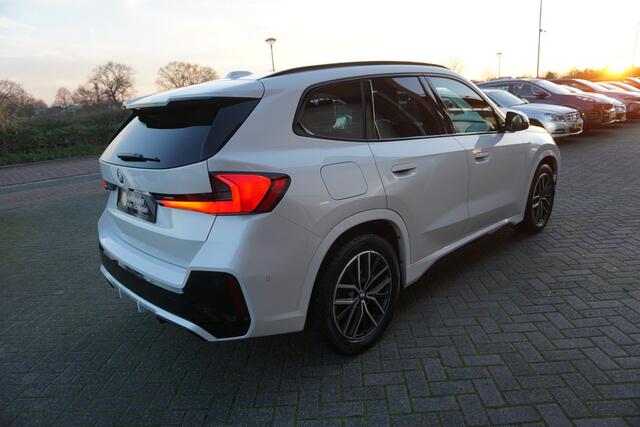 BMW X1 XDRIVE 23I 204PK M-SPORT SUPER NETTE STAAT VOLLEDIG DEALER ONDERHOUDEN ELECTR.TREKHAAK 360CAMERA ZWARTE HEMEL VOL LEDER STOELVERWARMING CRUISE CLIMA KEYLESS ELECTR.KLEP LMV FULL LED ENZ...