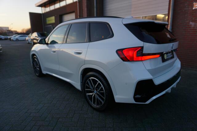 BMW X1 XDRIVE 23I 204PK M-SPORT SUPER NETTE STAAT VOLLEDIG DEALER ONDERHOUDEN ELECTR.TREKHAAK 360CAMERA ZWARTE HEMEL VOL LEDER STOELVERWARMING CRUISE CLIMA KEYLESS ELECTR.KLEP LMV FULL LED ENZ...
