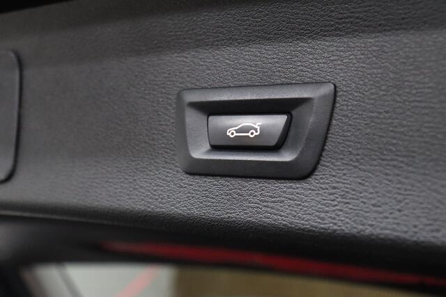 BMW X1 sDrive20i High Executive Edition | Elek. Glazen Panoramadak | Cruise-control | Afneembare Trekhaak | Elek. Achterklep | Clima | Navigatie | Parkeerhulp | Leder | Stoelverwarming