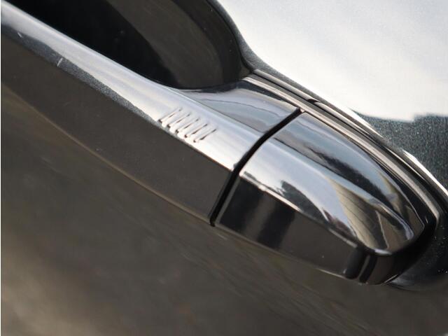 BMW X1 xDrive25e High Executive M Sport Pakket Automaat / Panoramadak / Trekhaak / Shadow Line / LED / Head-up Display / Sportstoelen / 19 Inch / Leder / Parkeersensoren voor+achter / Stoelverwarming / Harman Kardon / Achteruitrijcamera / Stuurwielverwarming / E